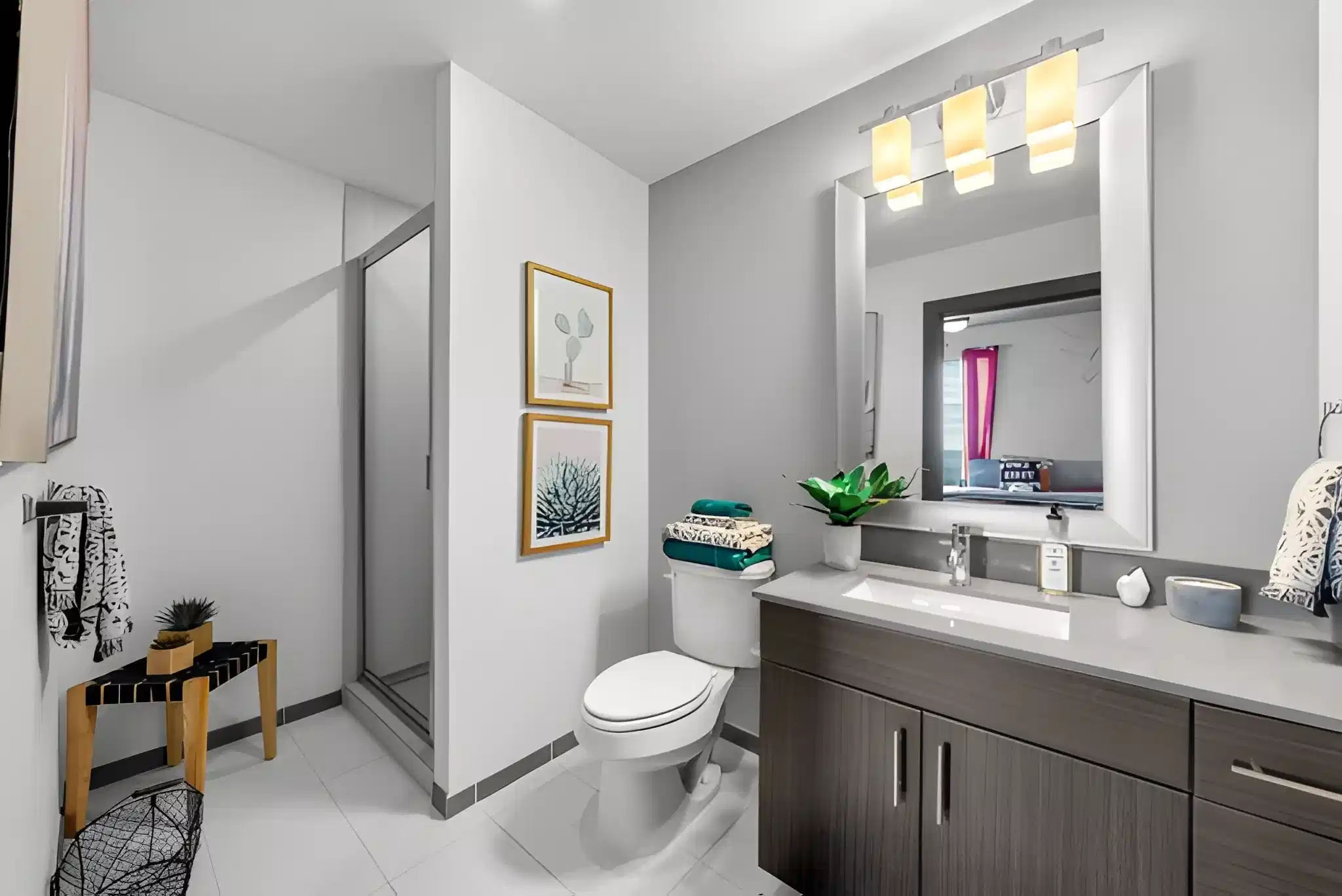 Exterior?w=400&h=260&fit=crop&q=40&auto=format&trim=auto