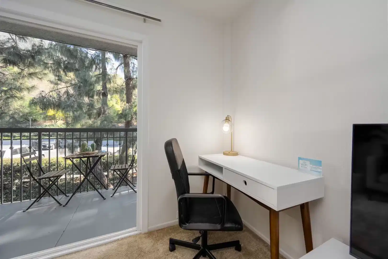 Common Area?w=400&h=260&fit=crop&q=40&auto=format&trim=auto