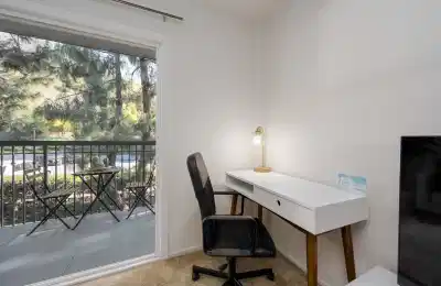 Common Area?w=400&h=260&fit=crop&q=40&auto=format&trim=auto
