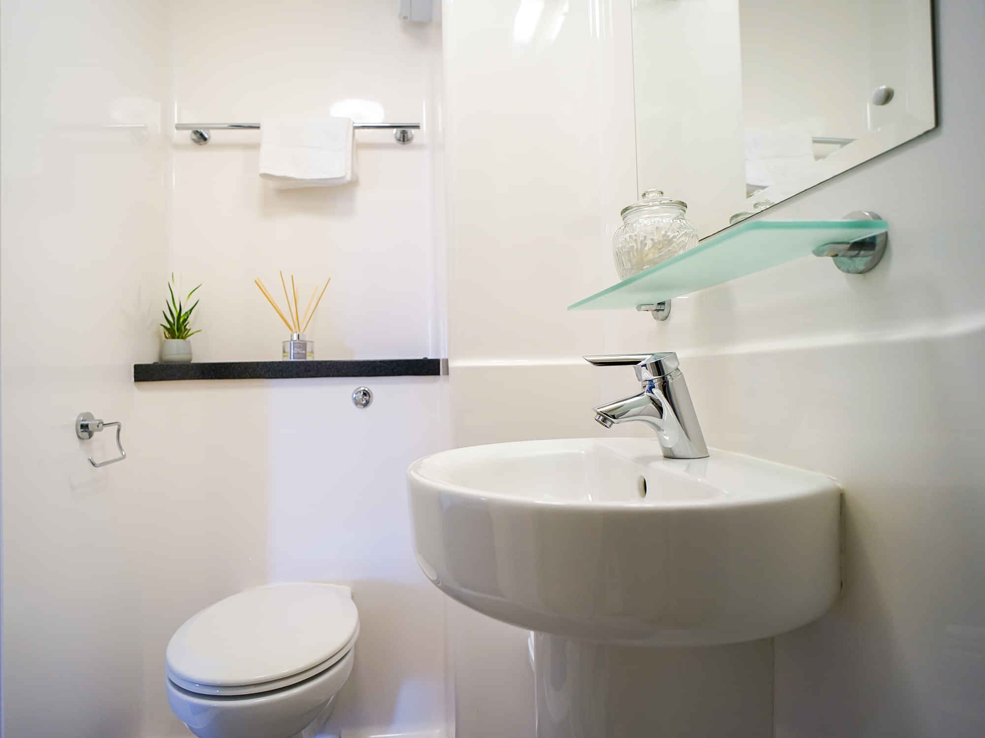 Common Area?w=400&h=260&fit=crop&q=40&auto=format&trim=auto