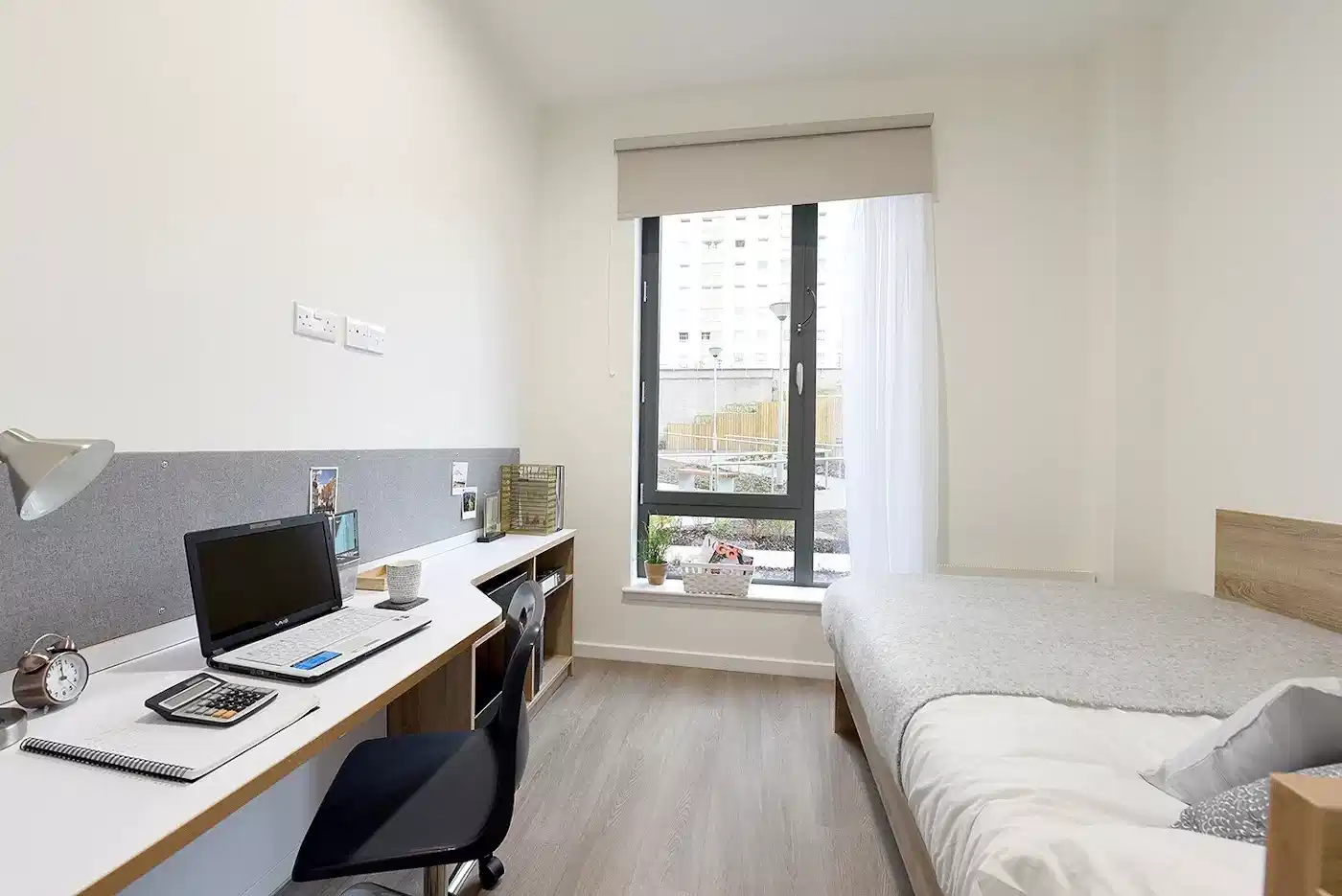 Amenities?w=400&h=260&fit=crop&q=40&auto=format&trim=auto