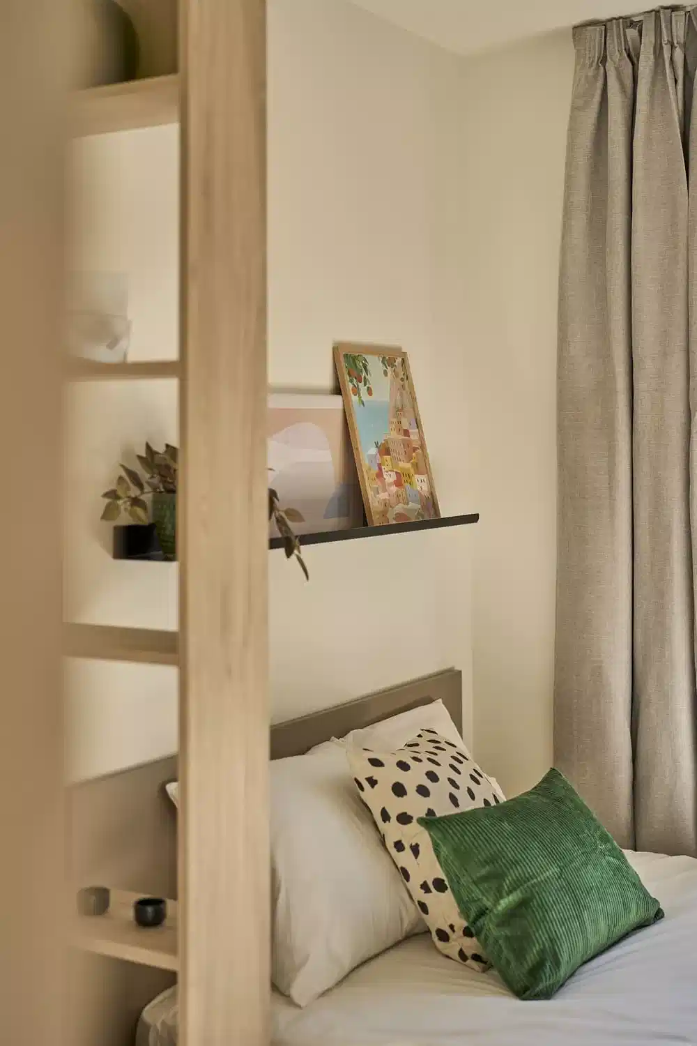 Exterior?w=400&h=260&fit=crop&q=40&auto=format&trim=auto