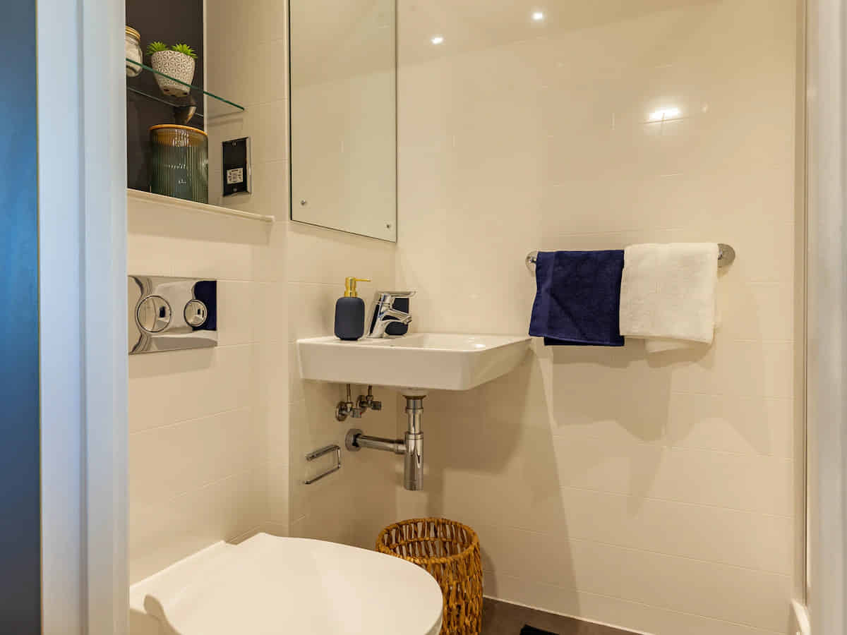 Common Area?w=400&h=260&fit=crop&q=40&auto=format&trim=auto