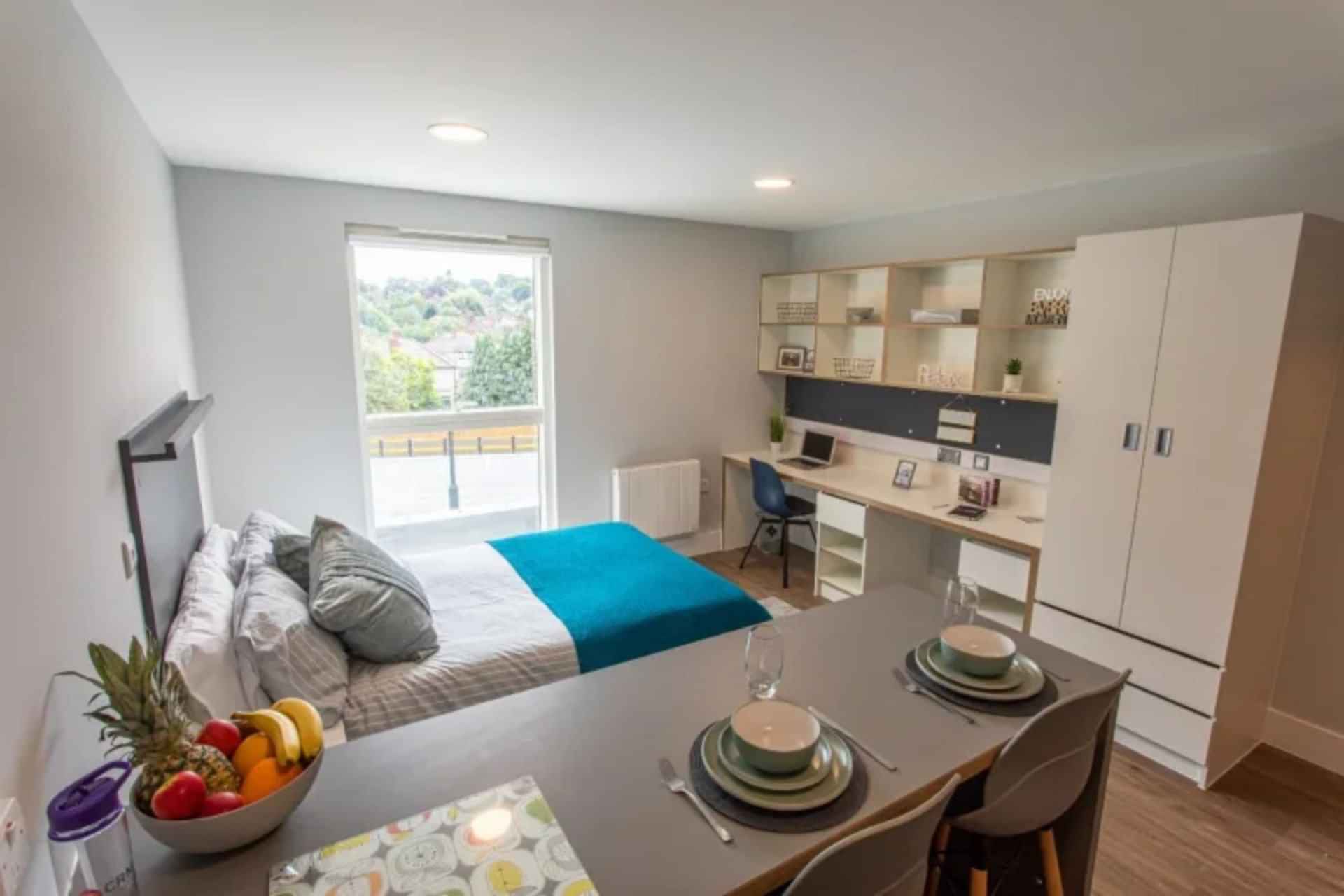 Common Area?w=400&h=260&fit=crop&q=40&auto=format&trim=auto