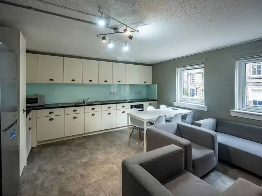 Common Area?w=400&h=260&fit=crop&q=40&auto=format&trim=auto