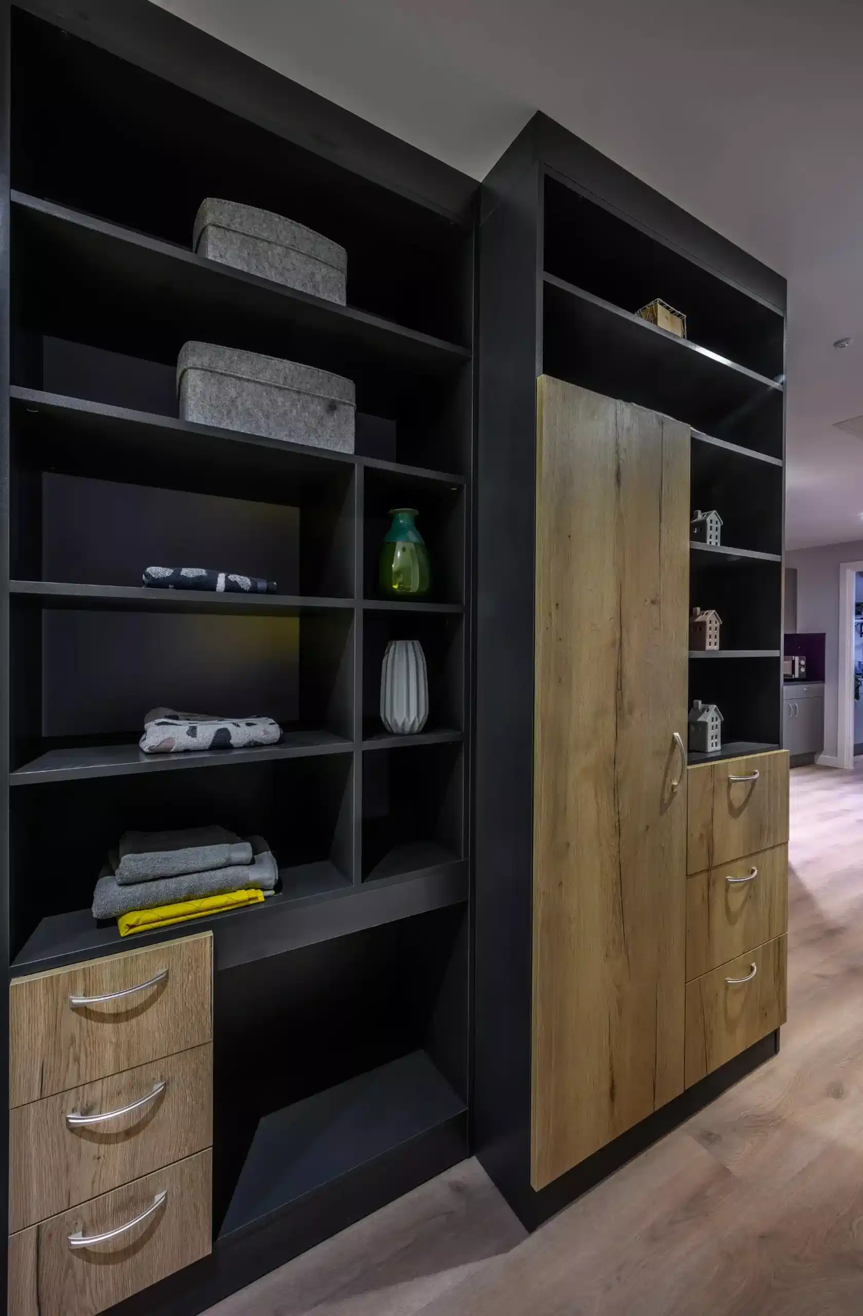 Bedroom?w=400&h=260&fit=crop&q=40&auto=format&trim=auto