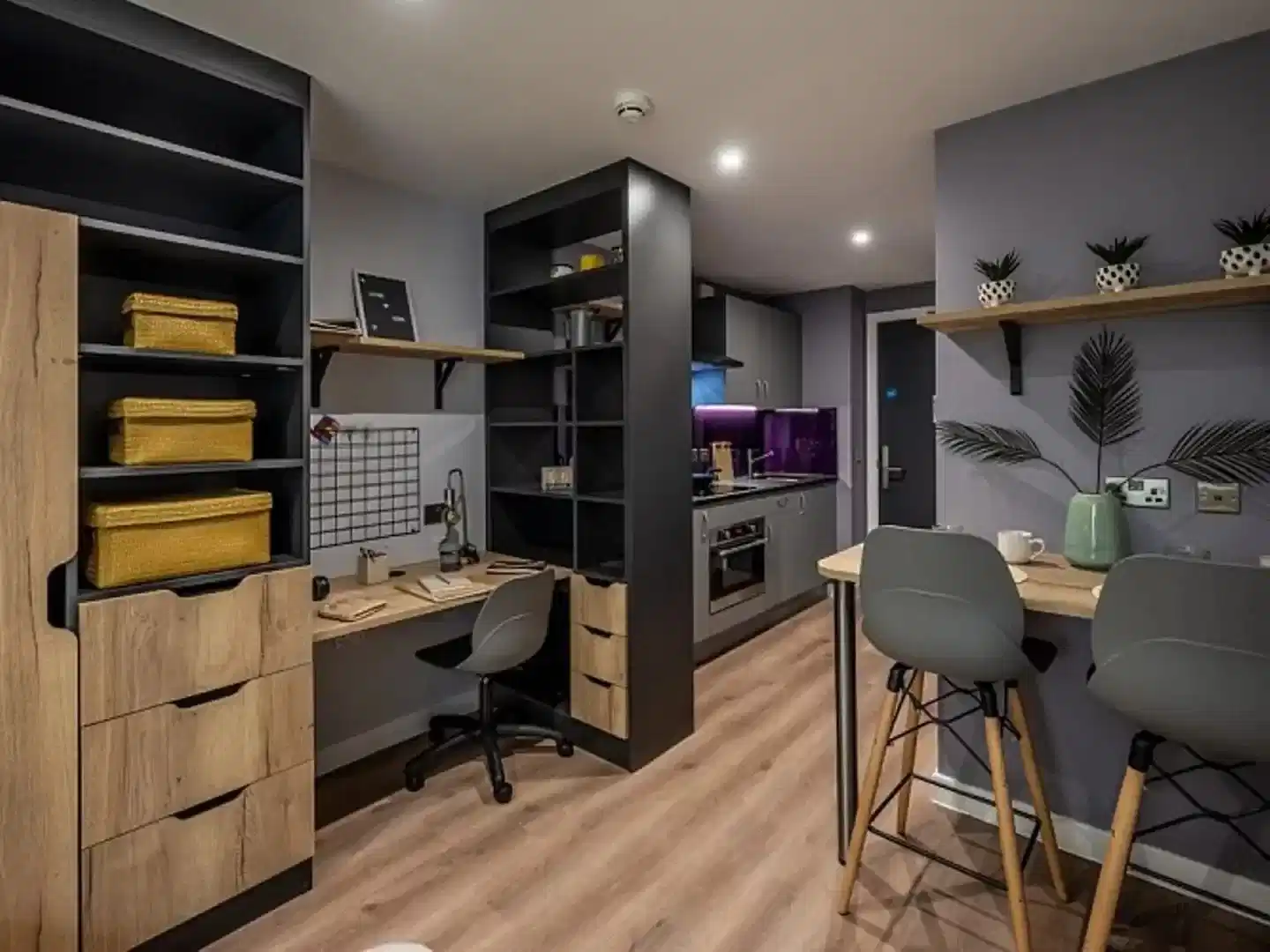 Bedroom?w=400&h=260&fit=crop&q=40&auto=format&trim=auto
