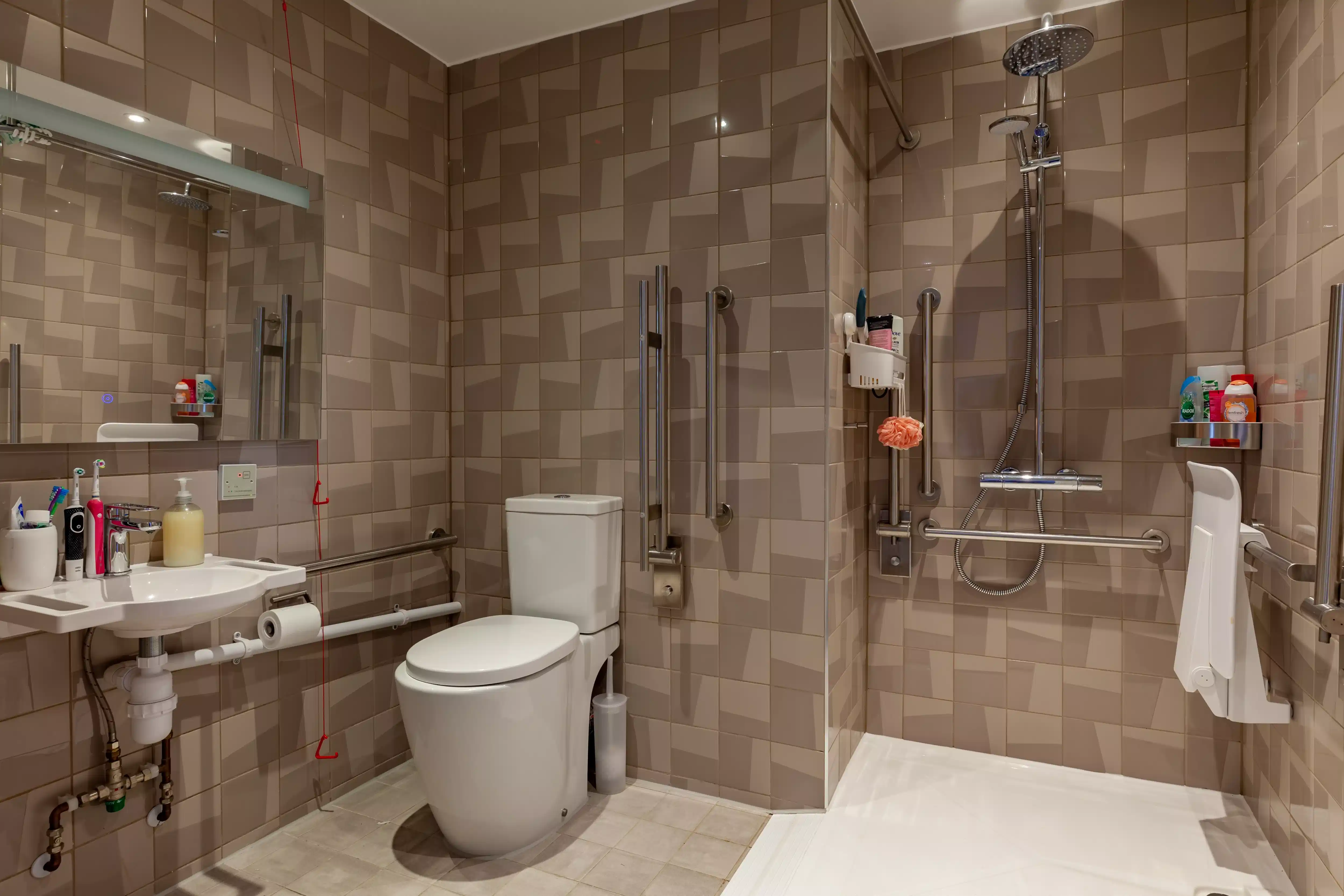 Common Area?w=400&h=260&fit=crop&q=40&auto=format&trim=auto