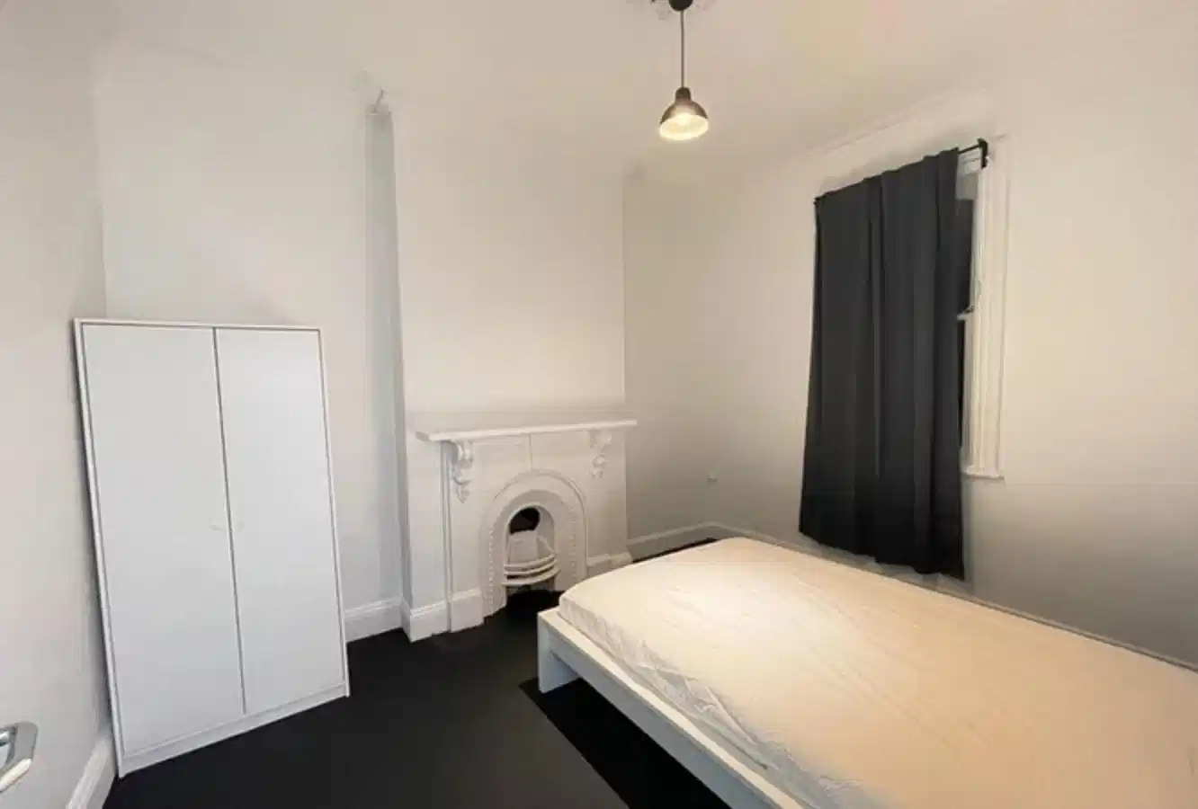 Room in a 6 Bedroom Apartment, 319 Cleveland Street, Surry Hills, Sydney 2010 - Sydney, New South Wales, Australia - Bedroom