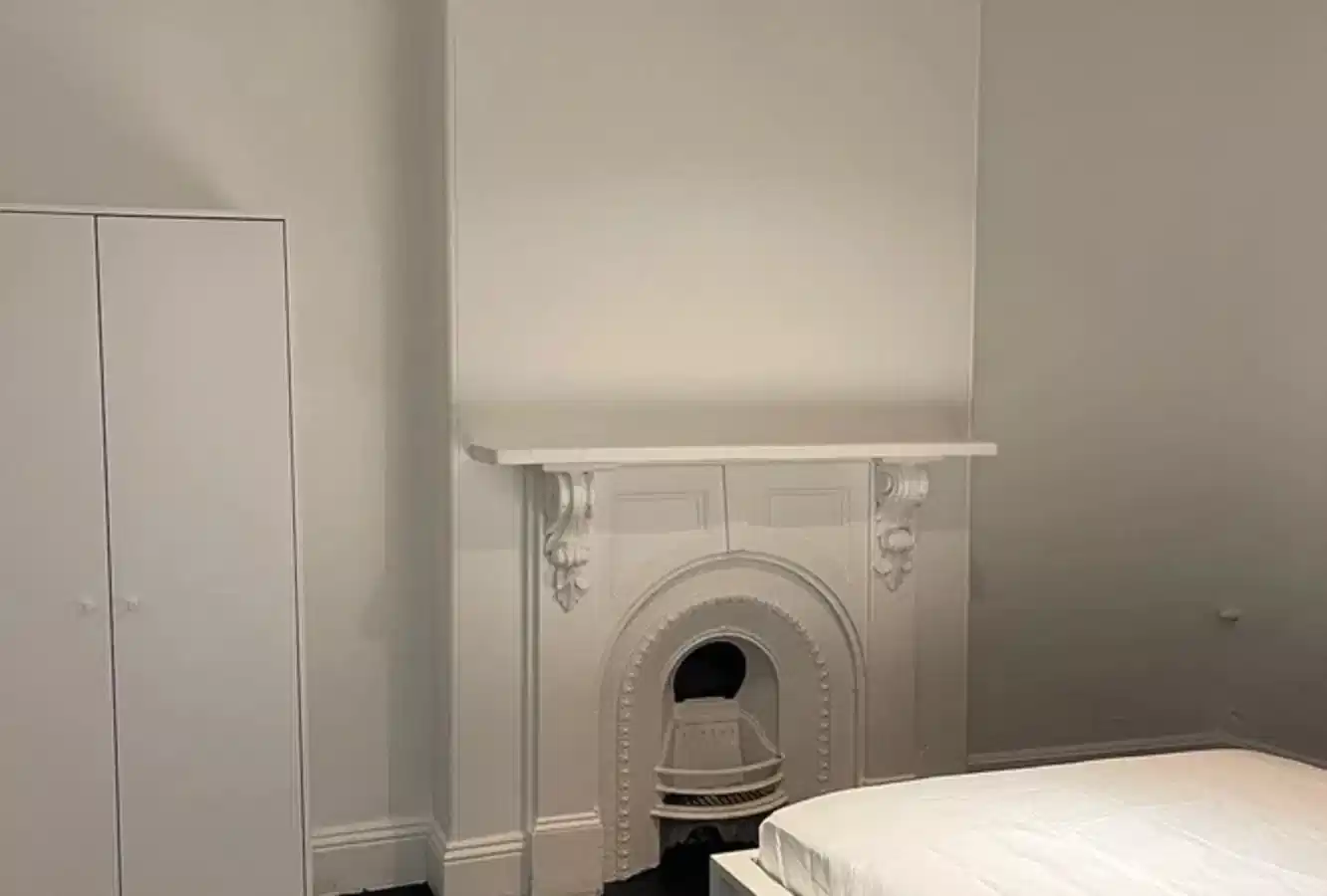 Bedroom?w=400&h=260&fit=crop&q=40&auto=format&trim=auto