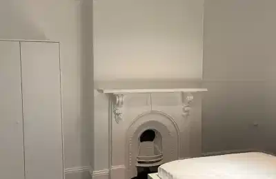 Bedroom?w=400&h=260&fit=crop&q=40&auto=format&trim=auto