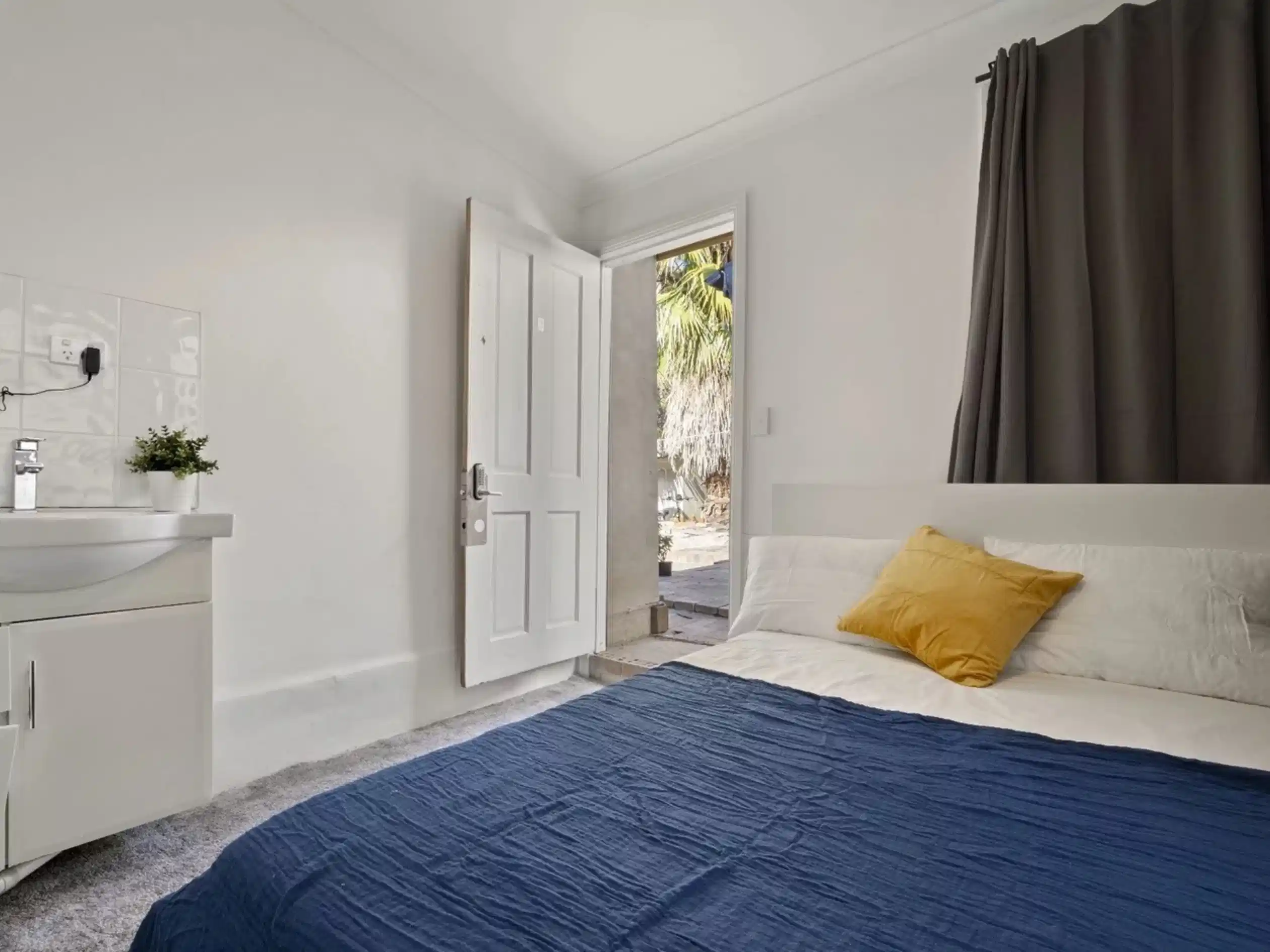 Bedroom?w=400&h=260&fit=crop&q=40&auto=format&trim=auto