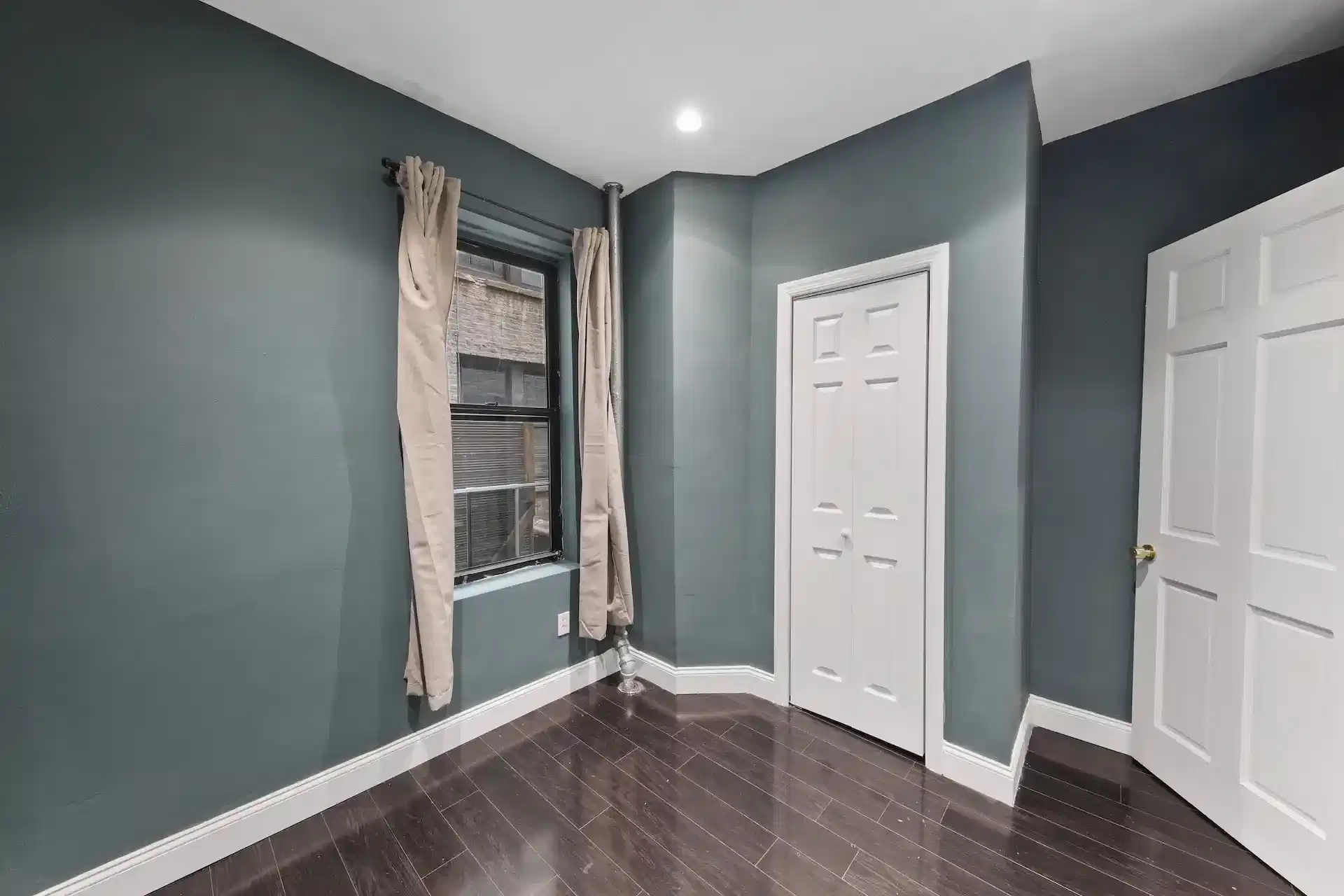 Amenities?w=400&h=260&fit=crop&q=40&auto=format&trim=auto