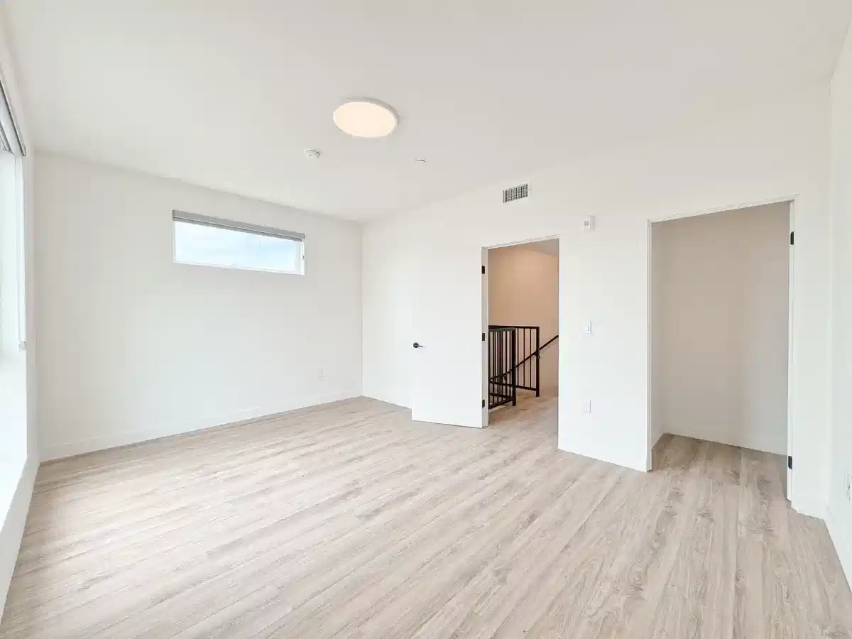 Common Area?w=400&h=260&fit=crop&q=40&auto=format&trim=auto