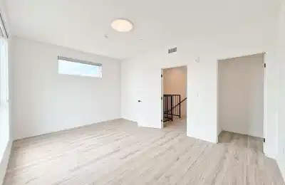 Common Area?w=400&h=260&fit=crop&q=40&auto=format&trim=auto