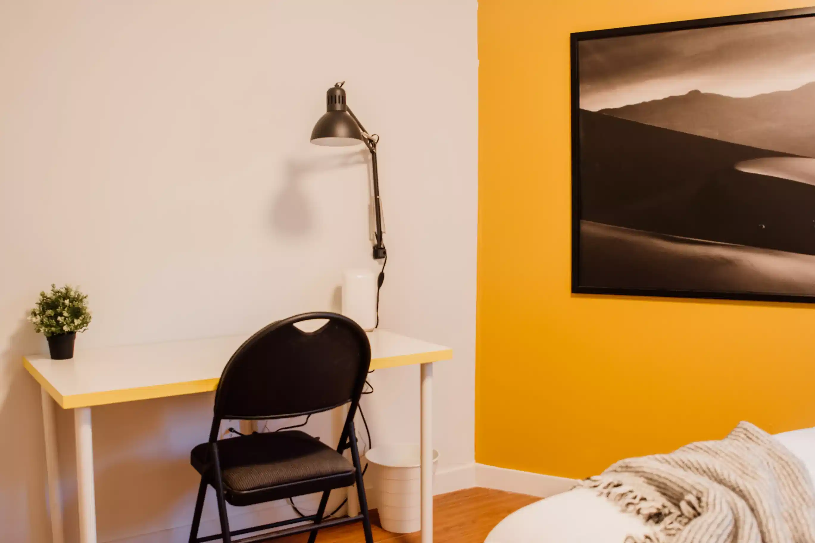 Exterior?w=400&h=260&fit=crop&q=40&auto=format&trim=auto