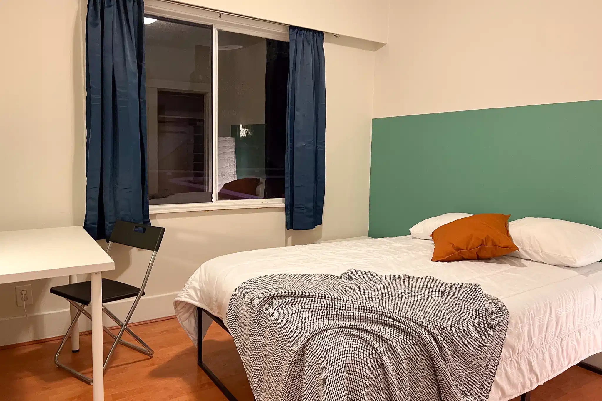 Exterior?w=400&h=260&fit=crop&q=40&auto=format&trim=auto