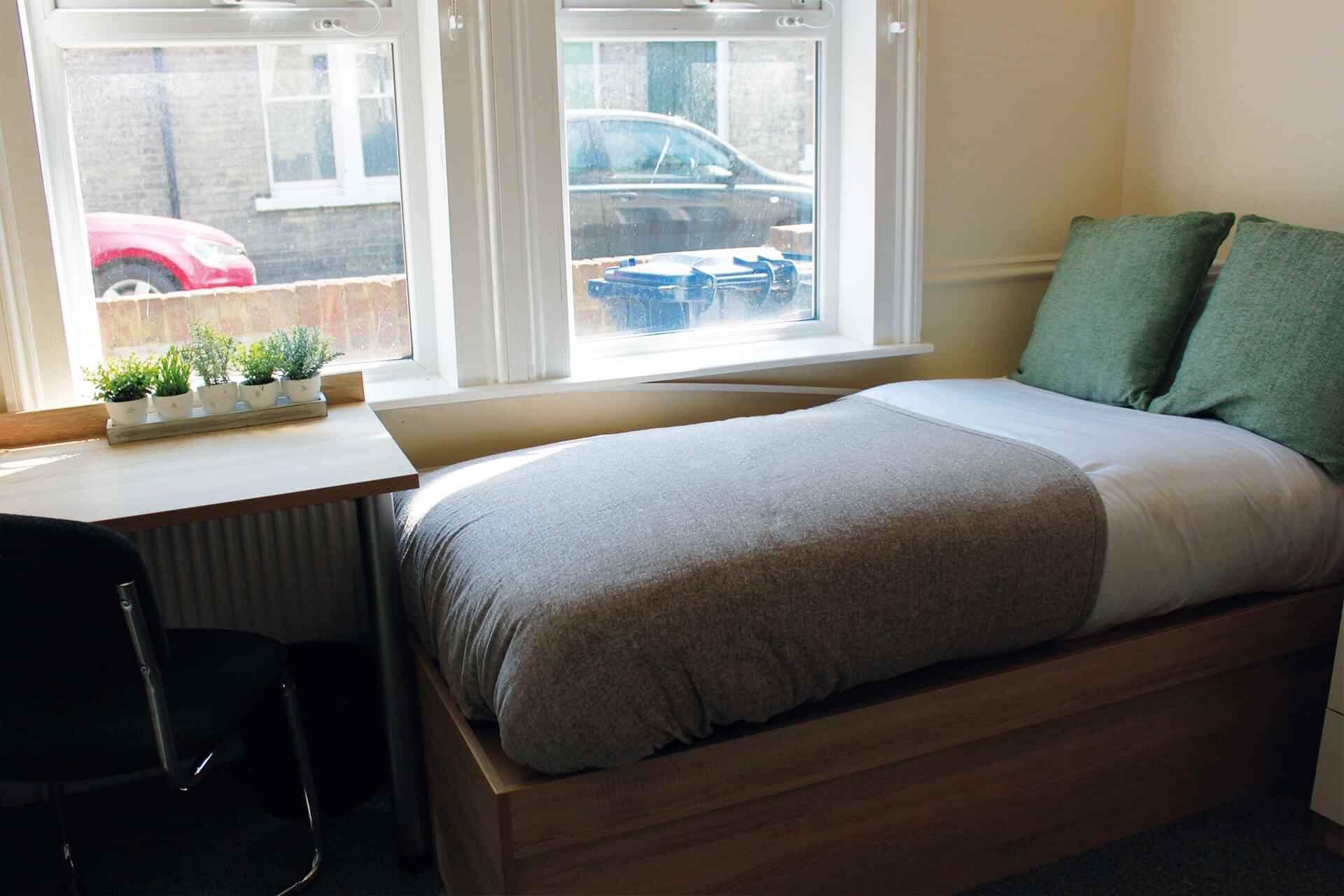 Exterior?w=400&h=260&fit=crop&q=40&auto=format&trim=auto