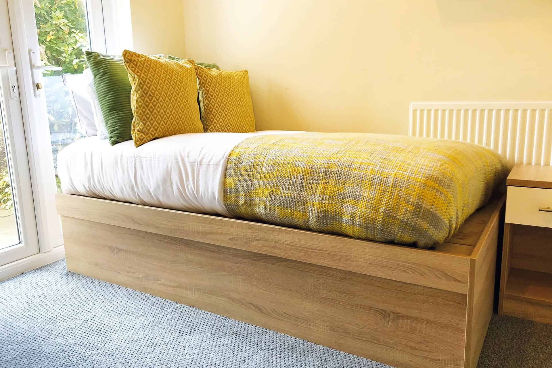 Bedroom?w=400&h=260&fit=crop&q=40&auto=format&trim=auto