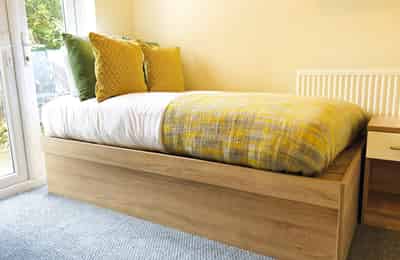 Bedroom?w=400&h=260&fit=crop&q=40&auto=format&trim=auto