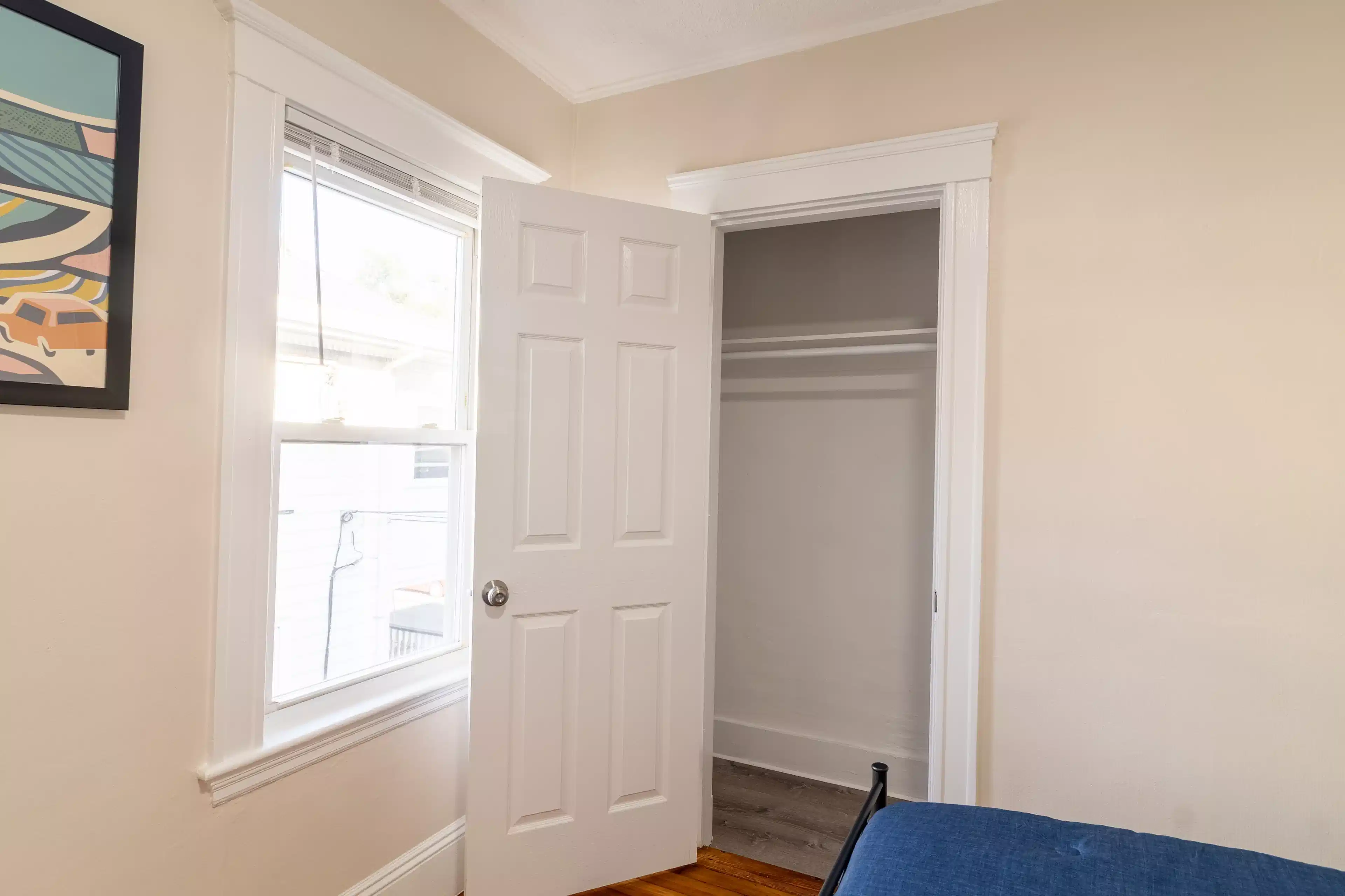 Room?w=400&h=260&fit=crop&q=40&auto=format&trim=auto