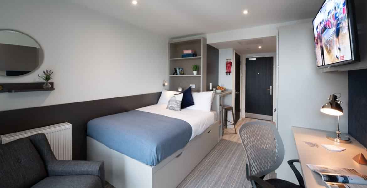 Common Area?w=400&h=260&fit=crop&q=40&auto=format&trim=auto