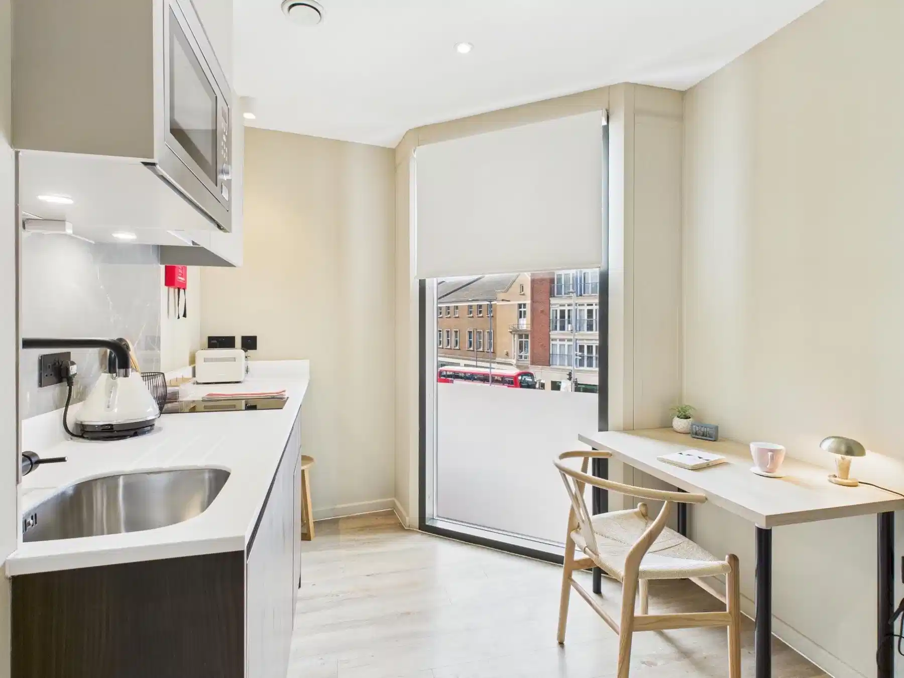 Common Area?w=400&h=260&fit=crop&q=40&auto=format&trim=auto