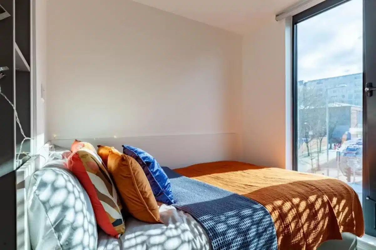 Exterior?w=400&h=260&fit=crop&q=40&auto=format&trim=auto