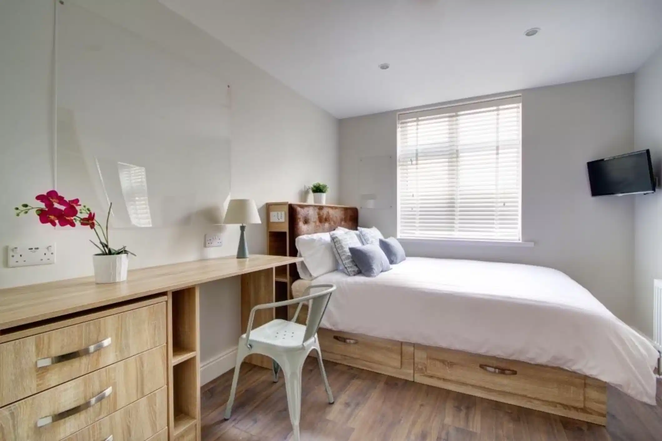 Bedroom 6 - Bedroom?w=400&h=260&fit=crop&q=40&auto=format&trim=auto