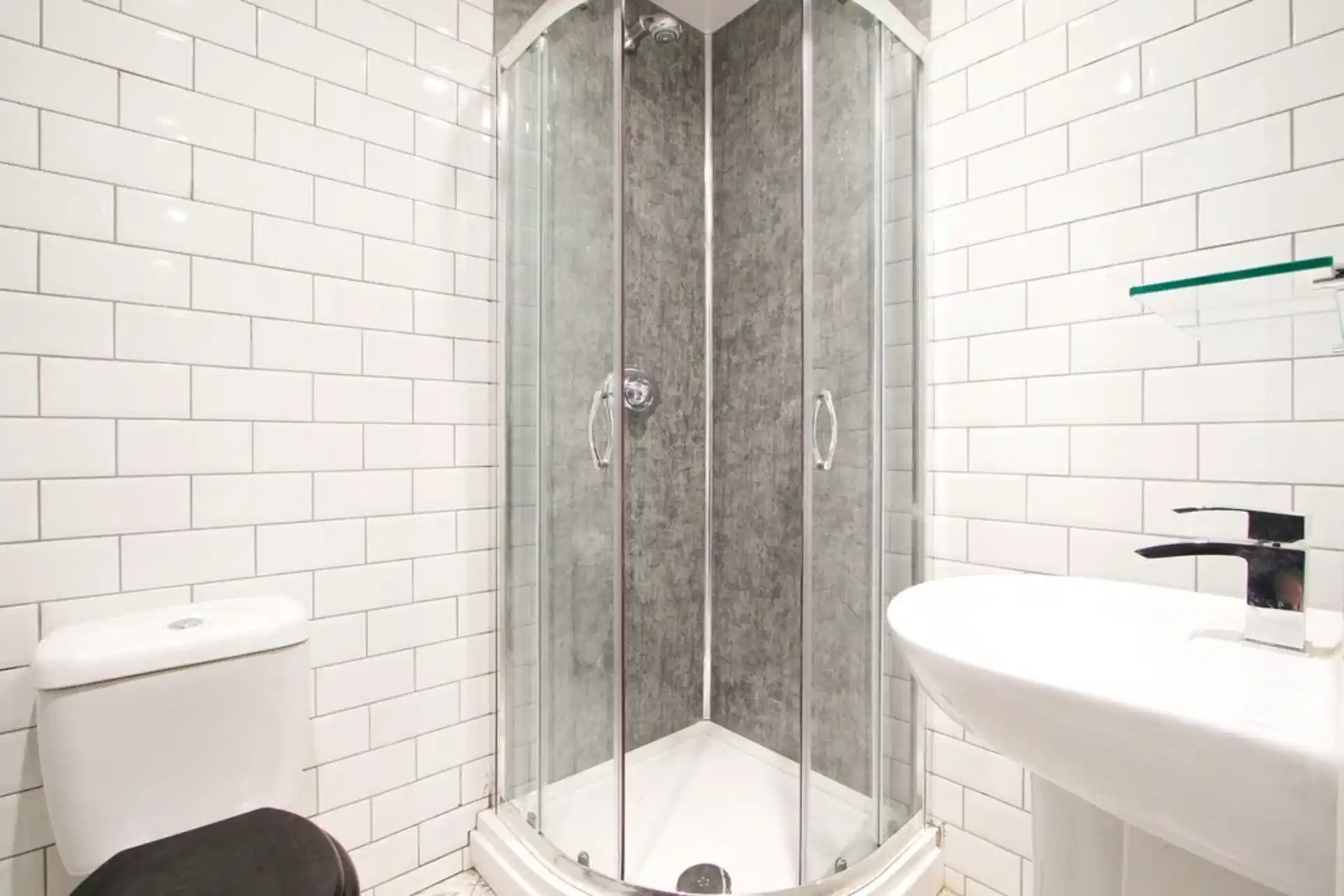  Room in a 1 Bedroom Apartment, Park View, Nottingham NG1 4GR (Flat T) - Nottingham, England, United Kingdom - Bedroom 1 - Bathroom