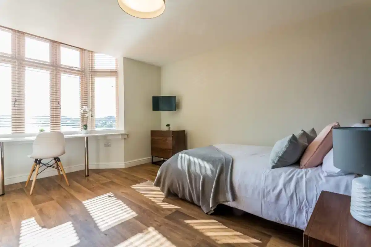 Floor Plan?w=400&h=260&fit=crop&q=40&auto=format&trim=auto