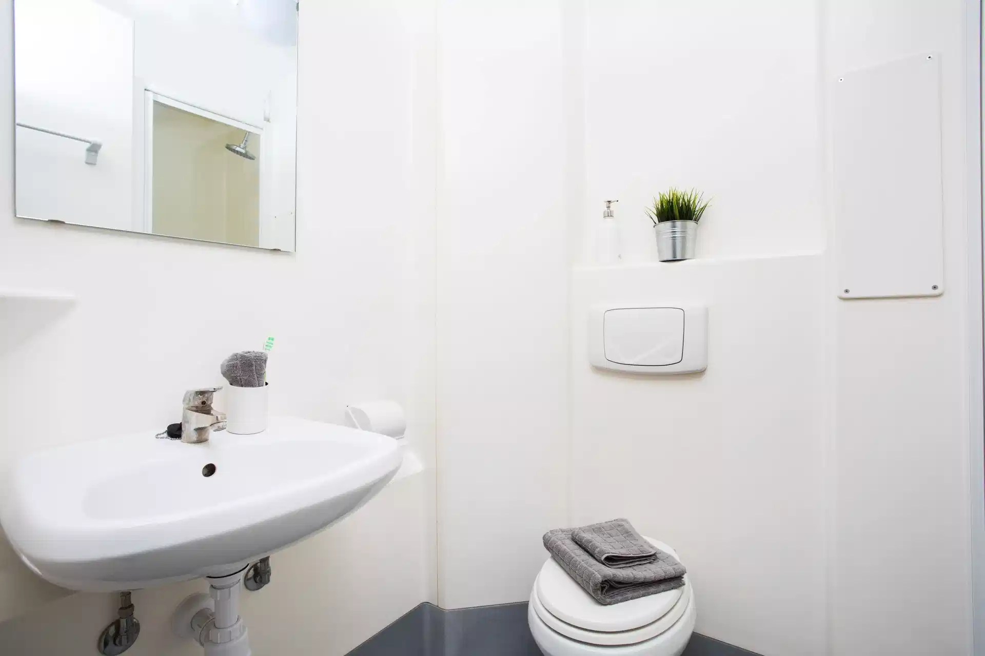 Amenities?w=400&h=260&fit=crop&q=40&auto=format&trim=auto