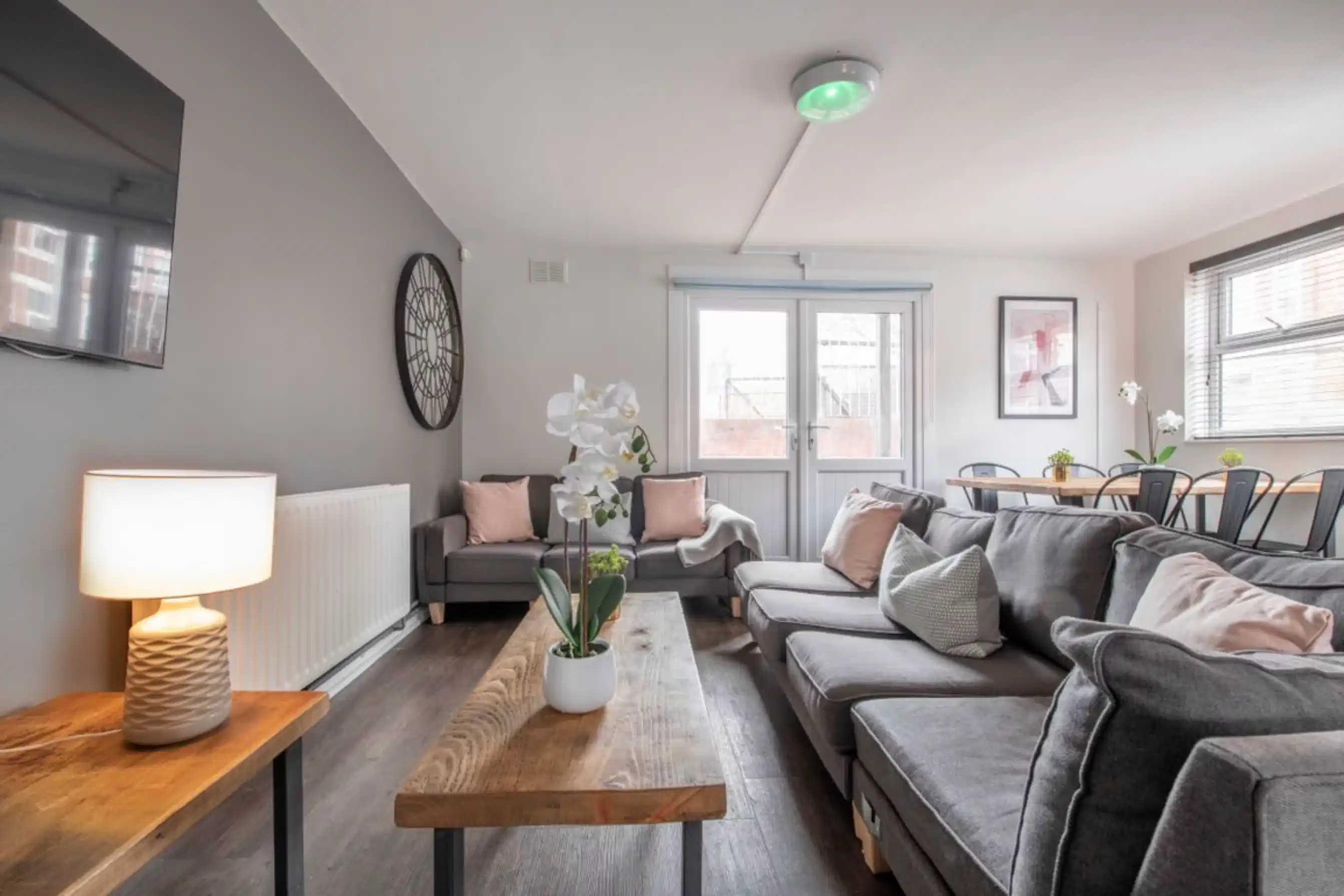 Floor Plan?w=400&h=260&fit=crop&q=40&auto=format&trim=auto