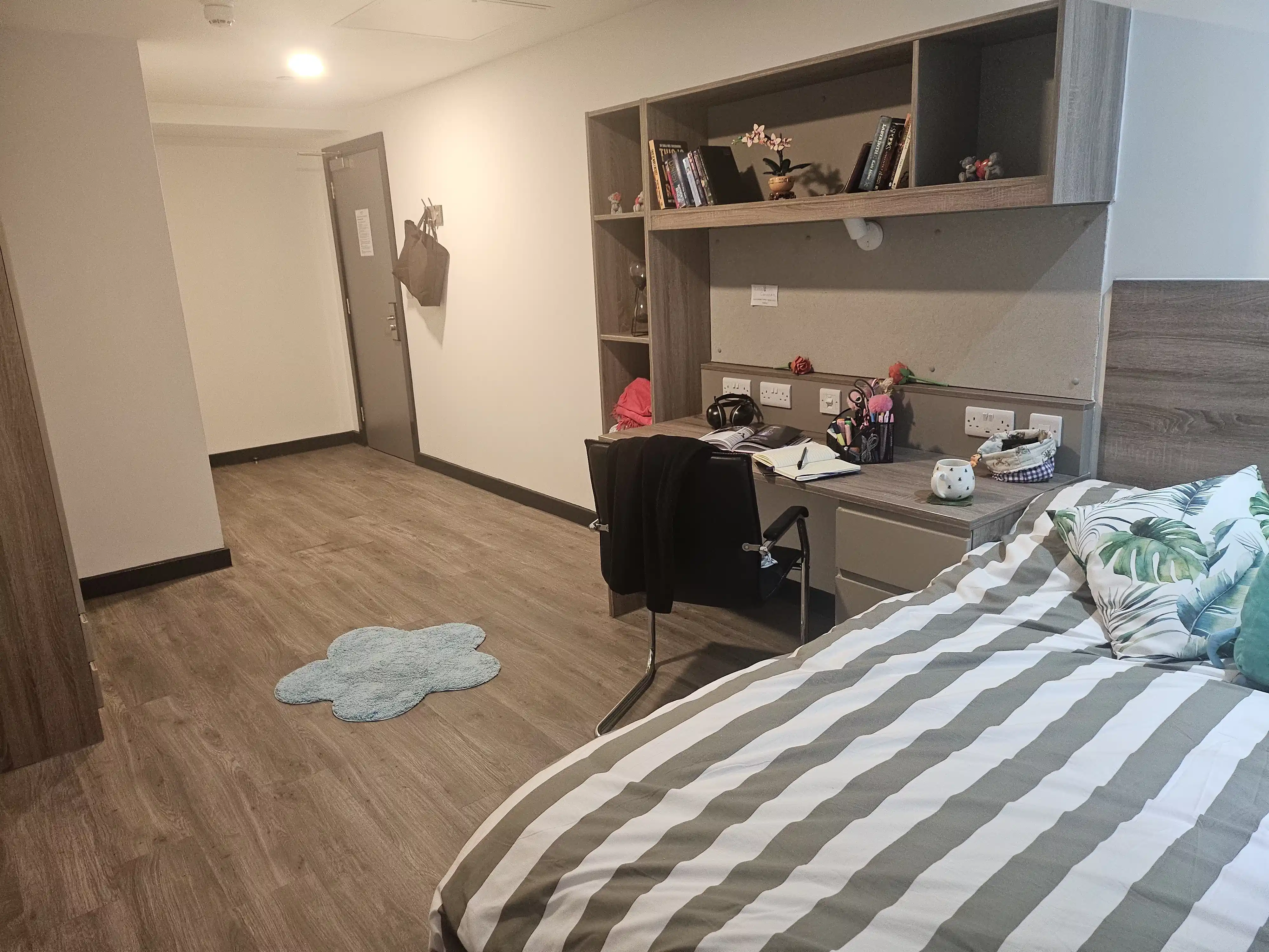 Exterior?w=400&h=260&fit=crop&q=40&auto=format&trim=auto