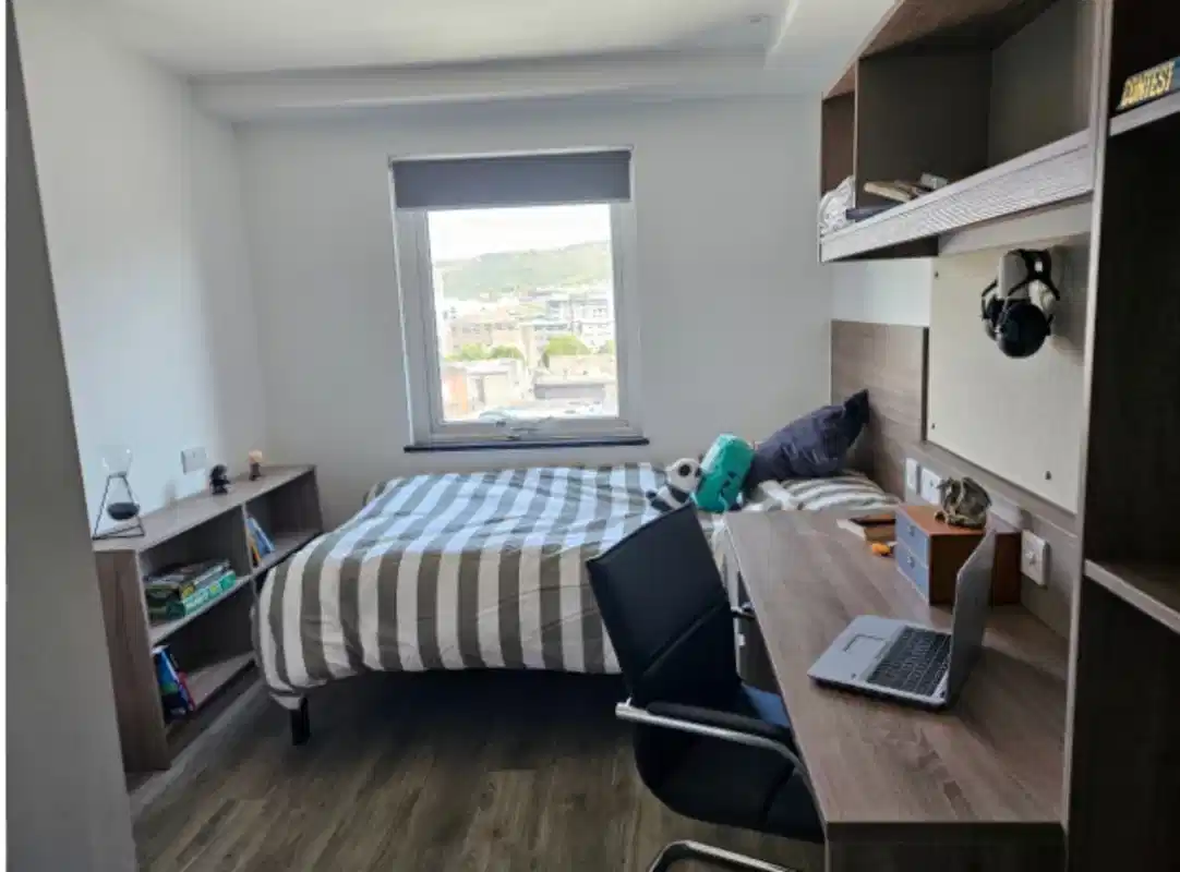 Exterior?w=400&h=260&fit=crop&q=40&auto=format&trim=auto