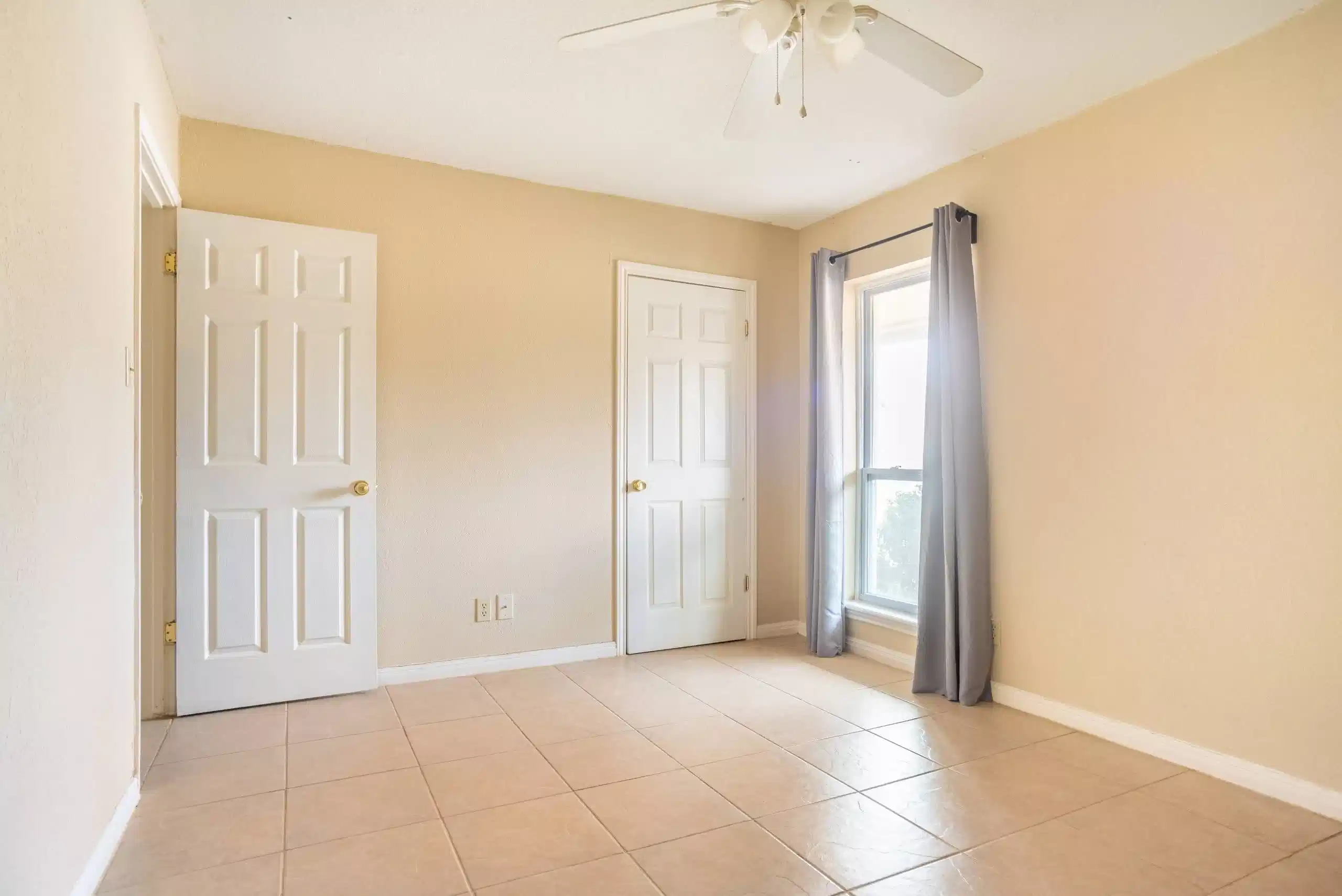 Exterior?w=400&h=260&fit=crop&q=40&auto=format&trim=auto