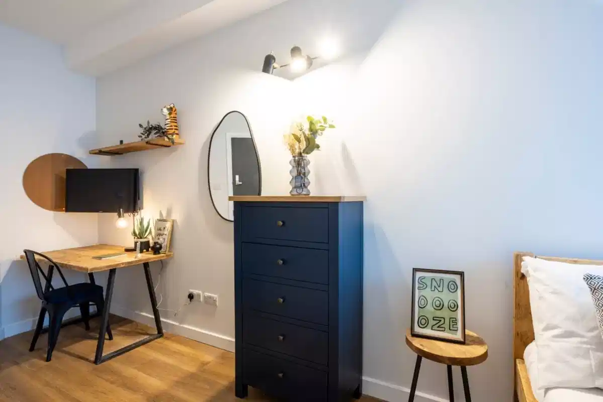 Common Area?w=400&h=260&fit=crop&q=40&auto=format&trim=auto