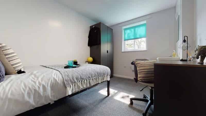 Exterior?w=400&h=260&fit=crop&q=40&auto=format&trim=auto