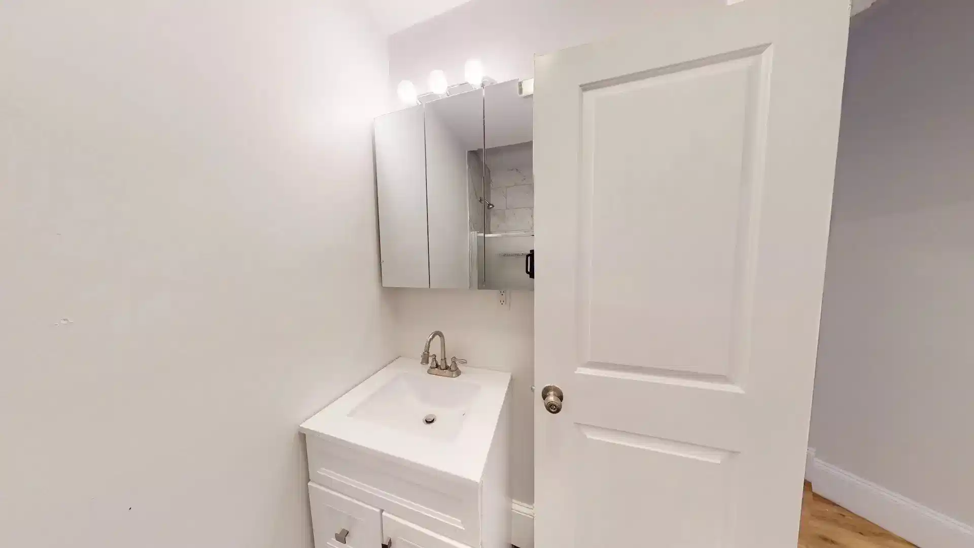 Bathroom?w=400&h=260&fit=crop&q=40&auto=format&trim=auto