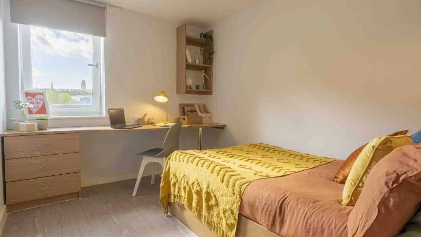 Exterior?w=400&h=260&fit=crop&q=40&auto=format&trim=auto