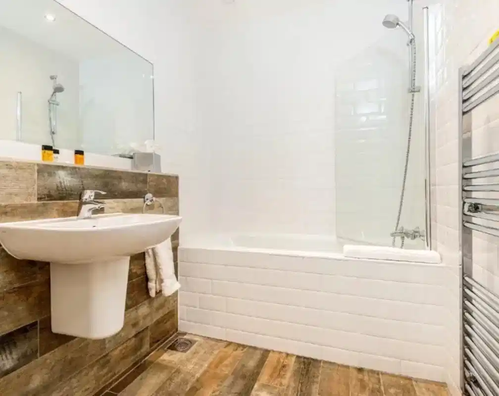 Common Area?w=400&h=260&fit=crop&q=40&auto=format&trim=auto