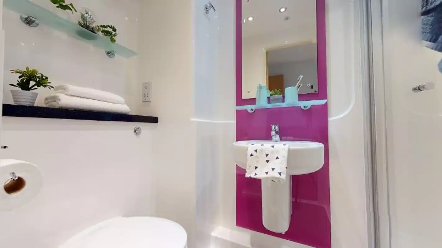 Exterior?w=400&h=260&fit=crop&q=40&auto=format&trim=auto