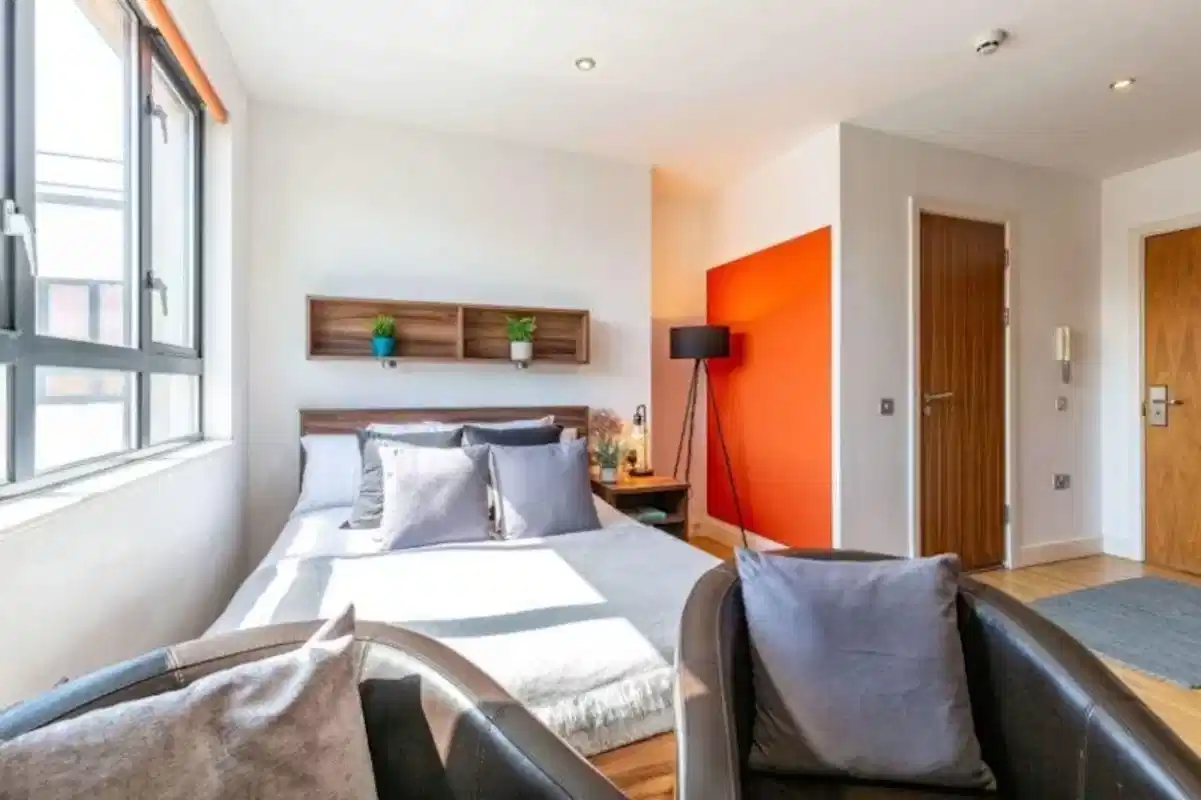 Common Area?w=400&h=260&fit=crop&q=40&auto=format&trim=auto