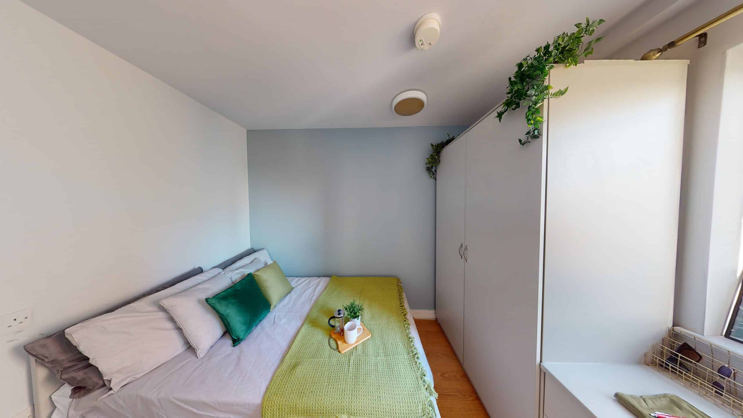 Bedroom?w=400&h=260&fit=crop&q=40&auto=format&trim=auto