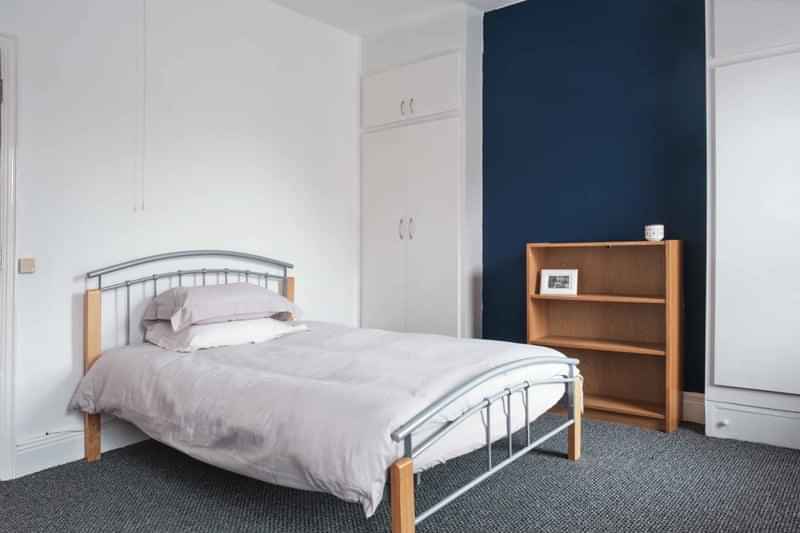 79489401?w=400&h=260&fit=crop&q=40&auto=format&trim=auto