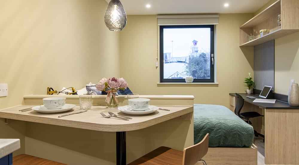 Exterior?w=400&h=260&fit=crop&q=40&auto=format&trim=auto