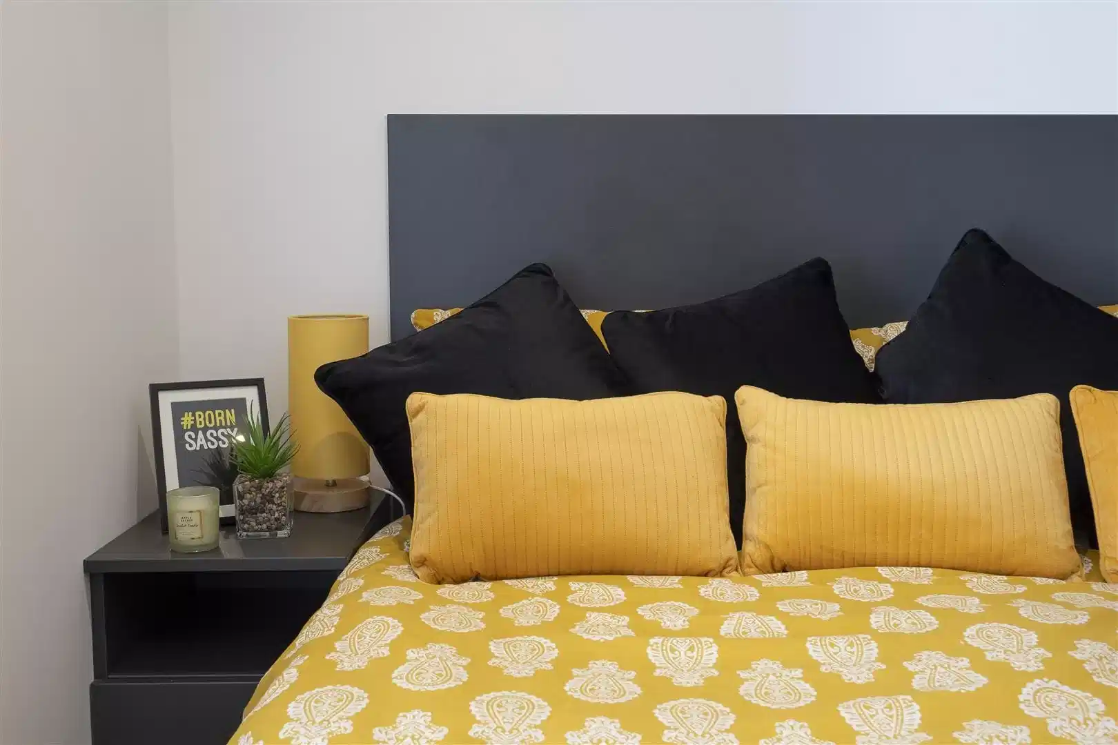 Exterior?w=400&h=260&fit=crop&q=40&auto=format&trim=auto