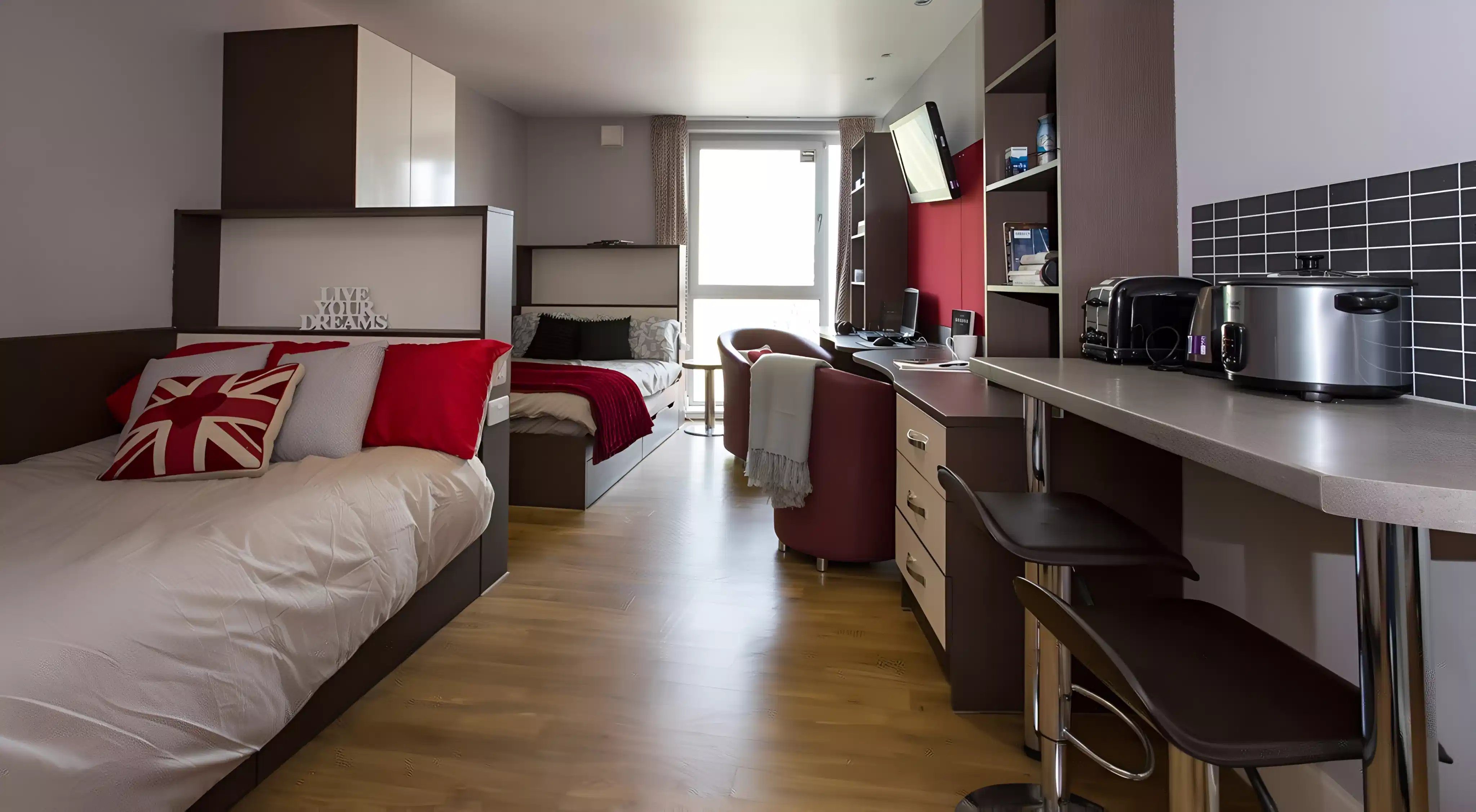 Amenities?w=400&h=260&fit=crop&q=40&auto=format&trim=auto