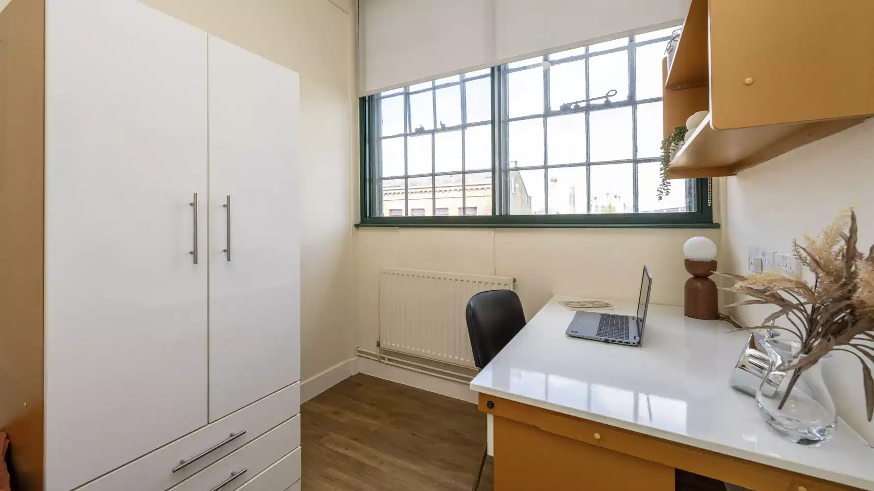 Amenities?w=400&h=260&fit=crop&q=40&auto=format&trim=auto