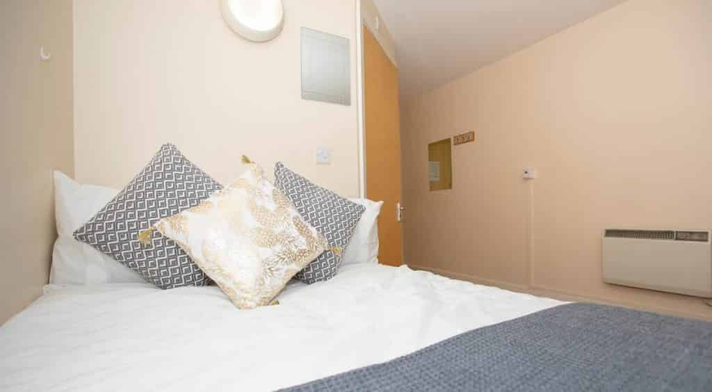 Common Area?w=400&h=260&fit=crop&q=40&auto=format&trim=auto